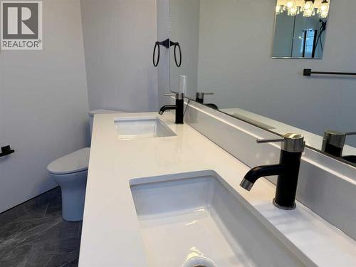 124 Edgebrook Road Nw, Calgary, AB - Indoor Photo Showing Bathroom