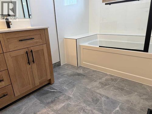 124 Edgebrook Road Nw, Calgary, AB - Indoor Photo Showing Bathroom