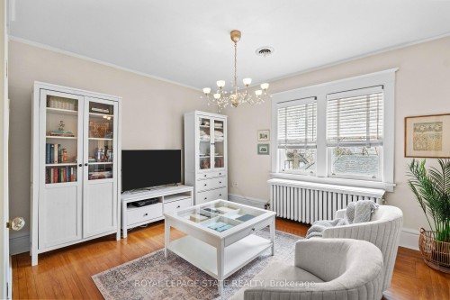247 Macnab Street S, Hamilton, ON - Indoor Photo Showing Living Room