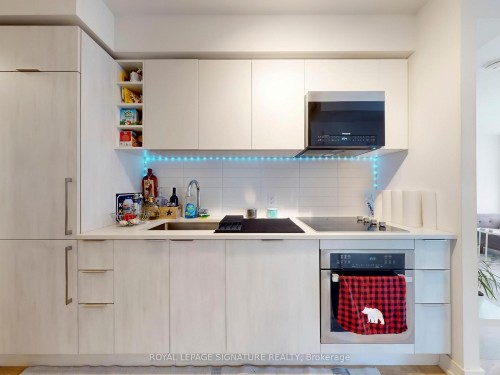 602-2033 Kennedy Road, Toronto, ON - Indoor Photo Showing Kitchen