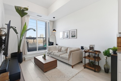 214-2489 Taunton Road, Oakville, ON - Indoor Photo Showing Living Room