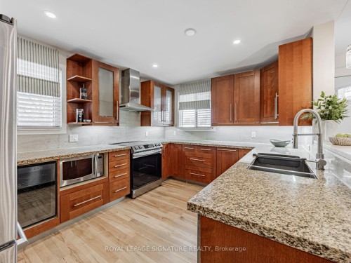 706 Annland Street, Pickering, ON - Indoor Photo Showing Kitchen With Double Sink With Upgraded Kitchen