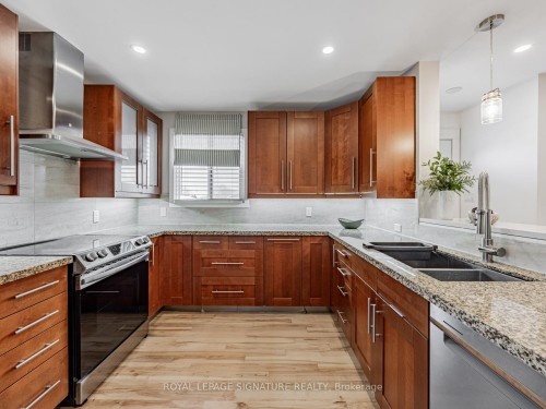 706 Annland Street, Pickering, ON - Indoor Photo Showing Kitchen With Double Sink With Upgraded Kitchen