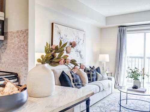 205-886 Golf Links Road, Hamilton, ON - Indoor Photo Showing Living Room