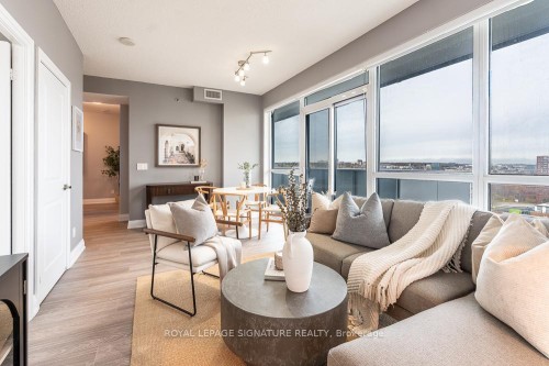 805-65 Speers Road, Oakville, ON - Indoor Photo Showing Living Room