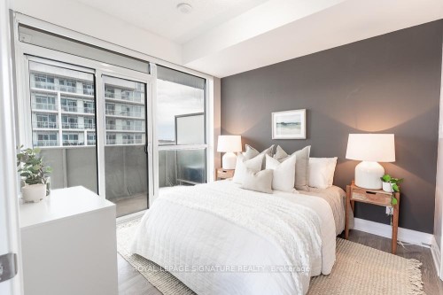 805-65 Speers Road, Oakville, ON - Indoor Photo Showing Bedroom