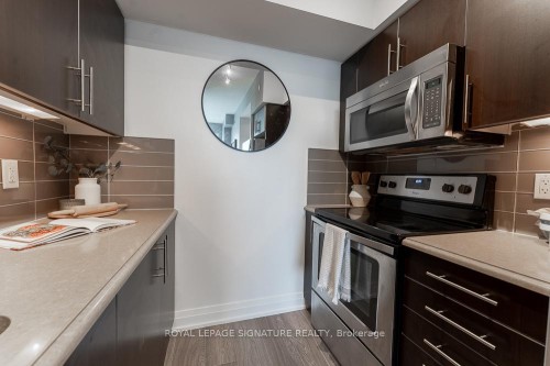 805-65 Speers Road, Oakville, ON - Indoor Photo Showing Kitchen