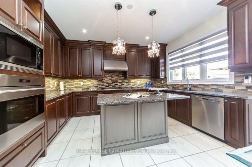 37 Royal West Drive, Brampton, ON - Indoor Photo Showing Kitchen With Upgraded Kitchen