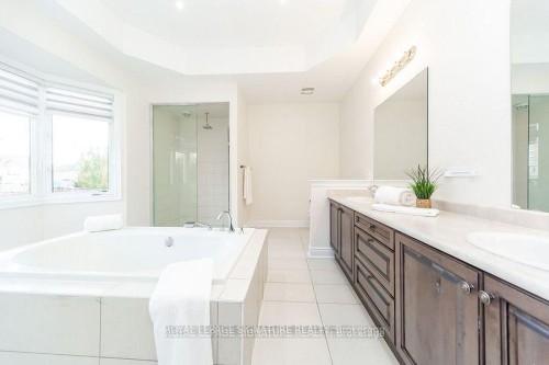 37 Royal West Drive, Brampton, ON - Indoor Photo Showing Bathroom