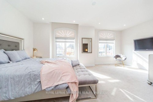 37 Royal West Drive, Brampton, ON - Indoor Photo Showing Bedroom