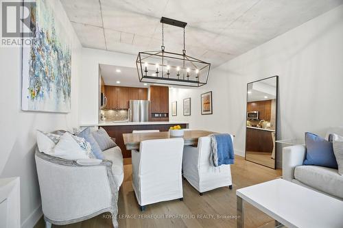 1013 - 333 Adelaide Street E, Toronto, ON - Indoor Photo Showing Living Room