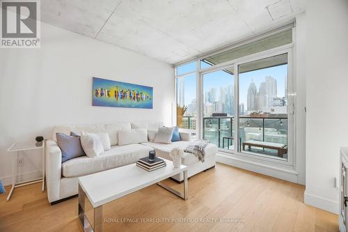 1013 - 333 Adelaide Street E, Toronto, ON - Indoor Photo Showing Living Room
