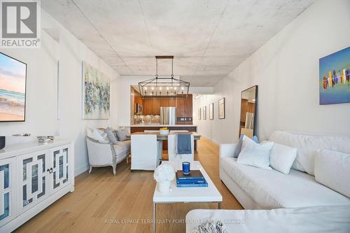 1013 - 333 Adelaide Street E, Toronto, ON - Indoor Photo Showing Living Room