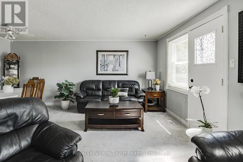 4 - 233 Innisfil Street, Barrie (Allandale Centre), ON - Indoor Photo Showing Living Room