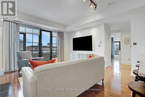 302 - 330 Loretta Avenue S, Ottawa, ON - Indoor Photo Showing Living Room