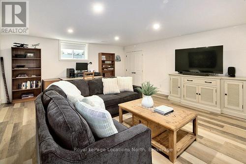 110 John Watt Way, Blue Mountains, ON - Indoor Photo Showing Living Room