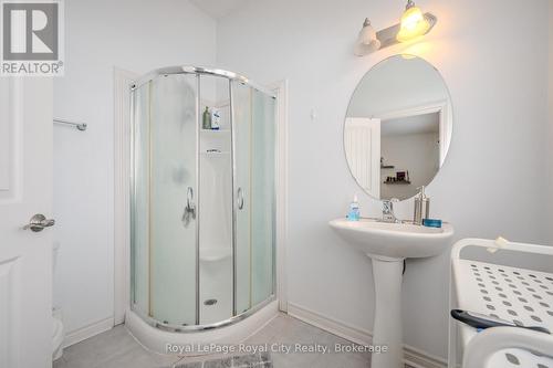23 - 23 Kingsbury Square, Guelph (Pineridge/Westminster Woods), ON - Indoor Photo Showing Bathroom