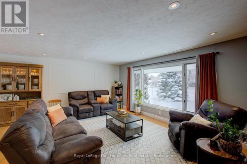 675 Prospect Street, Minto, ON - Indoor Photo Showing Living Room