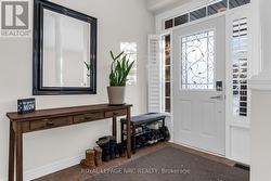 Bright and spacious foyer - 