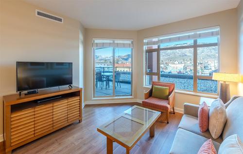 312-15 Park Place, Osoyoos, BC - Indoor Photo Showing Living Room