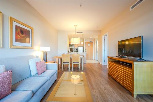 312-15 Park Place, Osoyoos, BC - Indoor Photo Showing Living Room