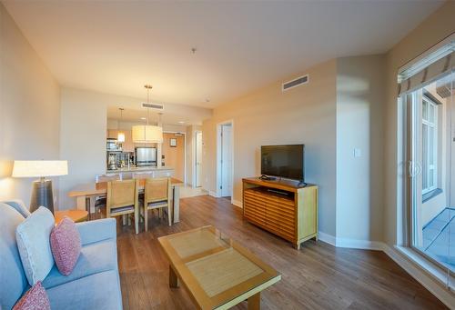 312-15 Park Place, Osoyoos, BC - Indoor Photo Showing Living Room