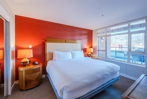 312-15 Park Place, Osoyoos, BC - Indoor Photo Showing Bedroom