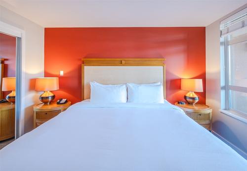 312-15 Park Place, Osoyoos, BC - Indoor Photo Showing Bedroom