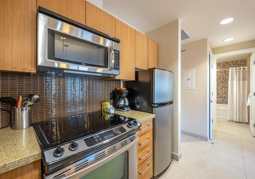312-15 Park Place, Osoyoos, BC - Indoor Photo Showing Kitchen