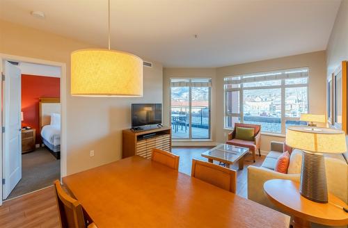 312-15 Park Place, Osoyoos, BC - Indoor Photo Showing Living Room