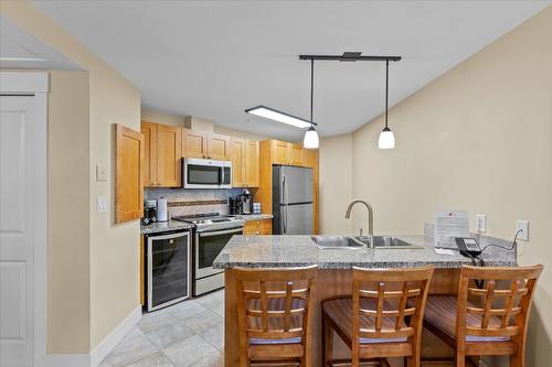 319-4205 Gellatly Road, West Kelowna, BC - Indoor Photo Showing Kitchen With Double Sink
