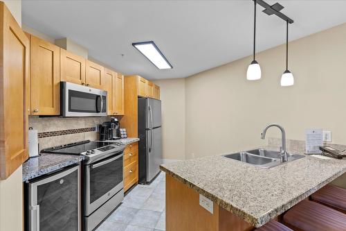 319-4205 Gellatly Road, West Kelowna, BC - Indoor Photo Showing Kitchen With Double Sink