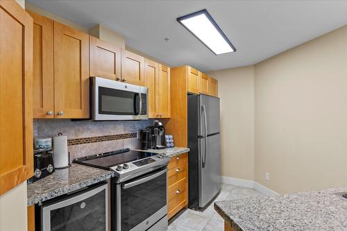 319-4205 Gellatly Road, West Kelowna, BC - Indoor Photo Showing Kitchen