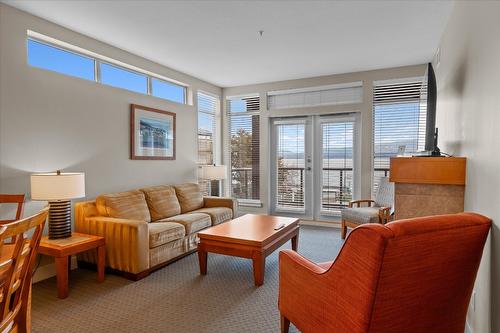 319-4205 Gellatly Road, West Kelowna, BC - Indoor Photo Showing Living Room