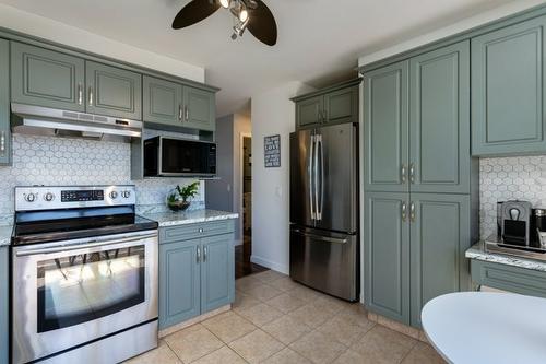 1114-2440 Old Okanagan Highway, West Kelowna, BC - Indoor Photo Showing Kitchen