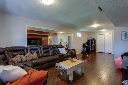 1114-2440 Old Okanagan Highway, West Kelowna, BC - Indoor Photo Showing Living Room
