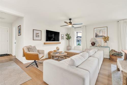 11716 Prairie Valley Road, Summerland, BC - Indoor Photo Showing Living Room
