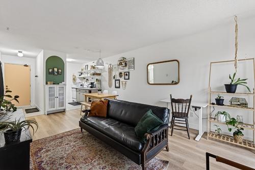 107-751 Grandview Terrace, Kamloops, BC - Indoor Photo Showing Living Room