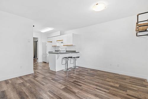205-2585 Hebert Road, West Kelowna, BC - Indoor Photo Showing Kitchen
