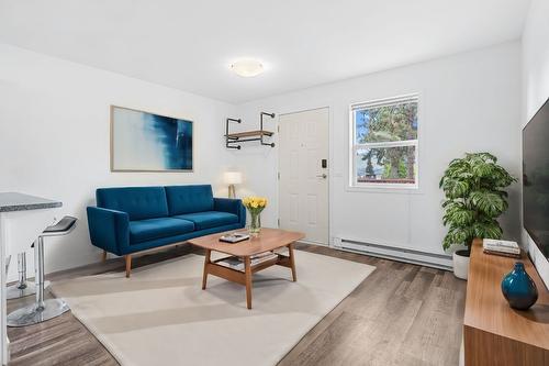 205-2585 Hebert Road, West Kelowna, BC - Indoor Photo Showing Living Room