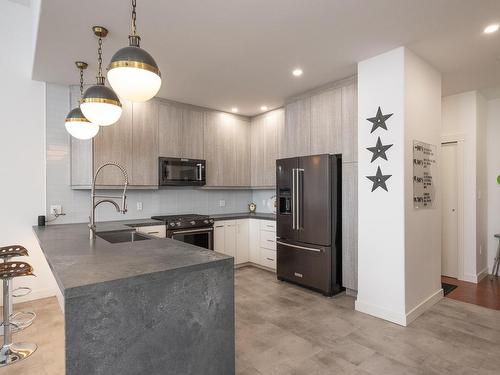 3406 96 High Street N, Thunder Bay, ON - Indoor Photo Showing Kitchen With Upgraded Kitchen