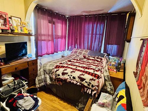 1212 S Edward Street South, Thunder Bay, ON - Indoor Photo Showing Bedroom