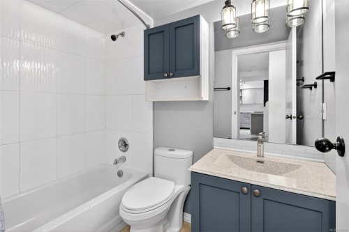 119-827 North Park St, Victoria, BC - Indoor Photo Showing Bathroom