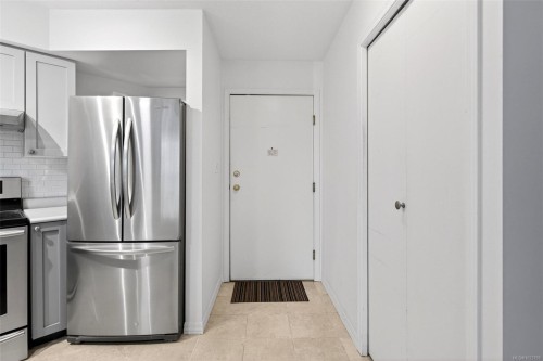119-827 North Park St, Victoria, BC - Indoor Photo Showing Kitchen With Stainless Steel Kitchen
