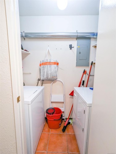 309-1560 Hillside Ave, Victoria, BC - Indoor Photo Showing Laundry Room