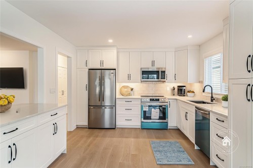 1293 Oceanside Dr, Qualicum Beach, BC 