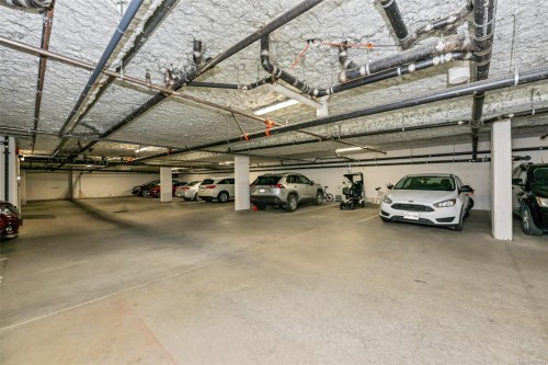 204-1240 Verdier Ave, Central Saanich, BC - Indoor Photo Showing Garage