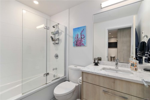 302-9864 Fourth St, Sidney, BC - Indoor Photo Showing Bathroom