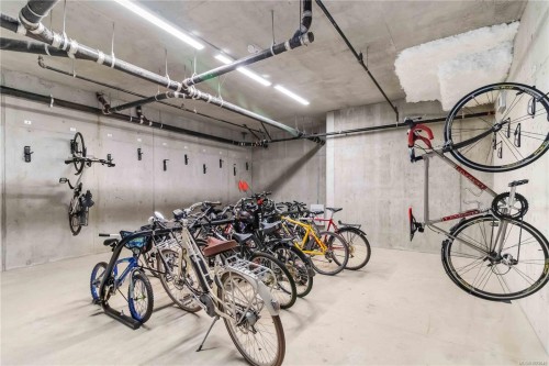 302-9864 Fourth St, Sidney, BC - Indoor Photo Showing Garage