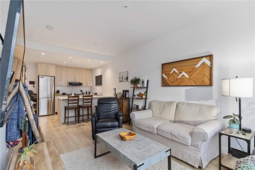 302-9864 Fourth St, Sidney, BC - Indoor Photo Showing Living Room